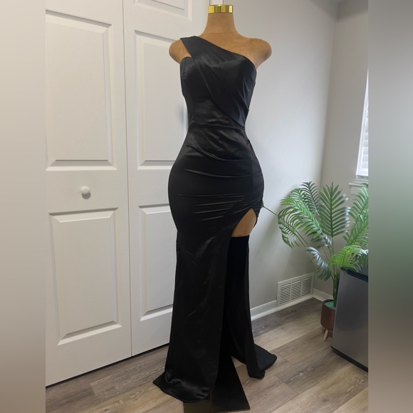 Black bridesmaids dress with corset, suitable for prom - Picture 4 of 4